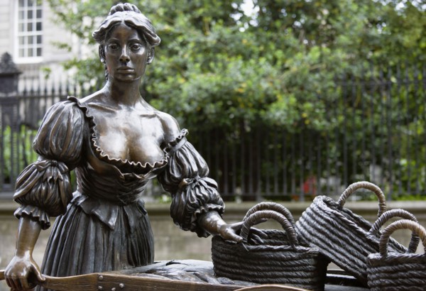 Ireland, County Dublin, Dublin City, Bronze statue of Molly Malone with her fishmonger wheelbarrow