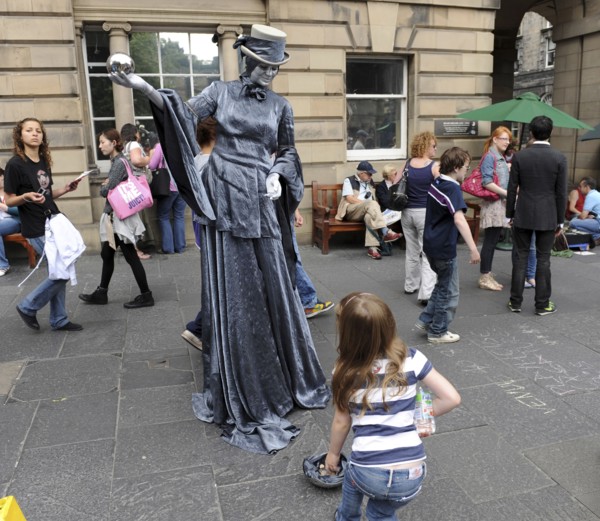 Scotland, Lothian, Edinburgh Fringe Festival of the Arts 2010, Street performers and crowds on the