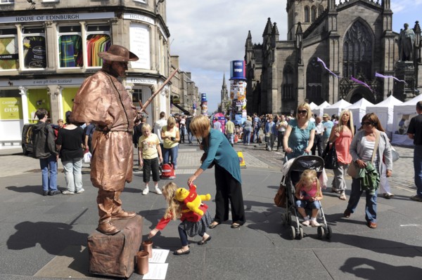 Scotland, Lothian, Edinburgh Fringe Festival of the Arts 2010, Street performers and crowds on the