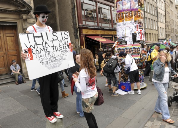 Scotland, Lothian, Edinburgh Fringe Festival of the Arts 2010, Street performers and crowds on the