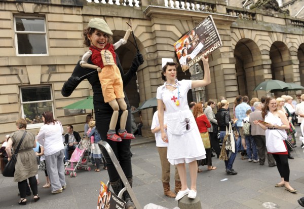 Scotland, Lothian, Edinburgh Fringe Festival of the Arts 2010, Street performers and crowds on the
