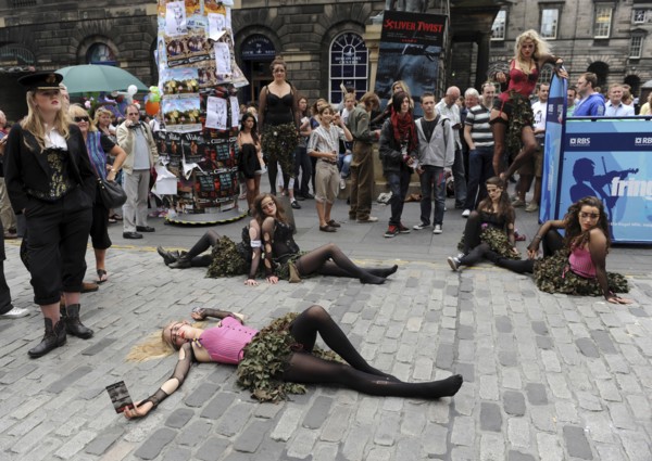 Scotland, Lothian, Edinburgh Fringe Festival of the Arts 2010, Street performers and crowds on the
