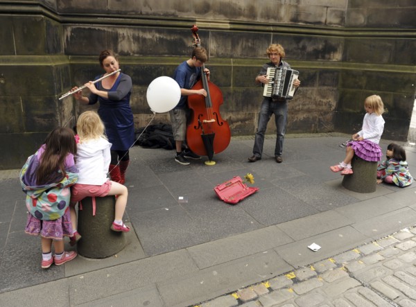 Scotland, Lothian, Edinburgh Fringe Festival of the Arts 2010, Street performers and crowds on the