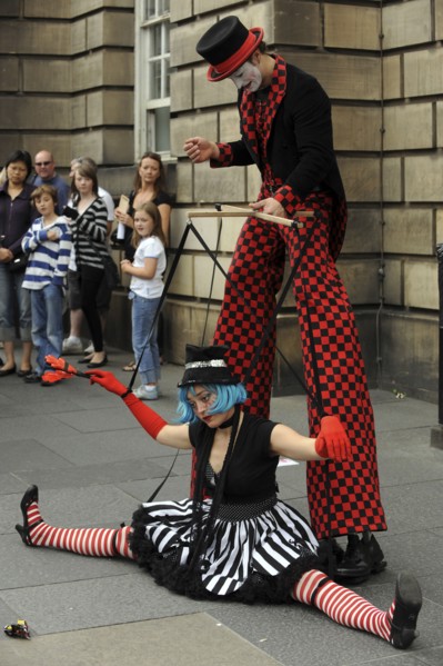 Scotland, Lothian, Edinburgh Fringe Festival of the Arts 2010, Street performers and crowds on the