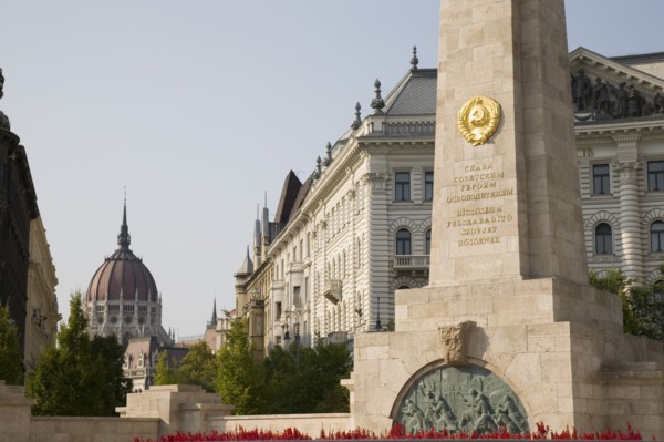 Budapest, Pest County, Hungary. WWII memorial with Hungarian Parliament Building behind. Hungary