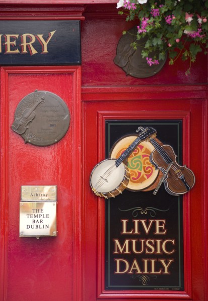 Ireland, County Dublin, Dublin City, Sign on Temple Bar traditioanl Irish pub advertising live