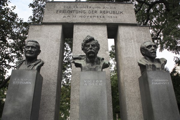 Monument of the Republic with the busts of Jakob Reumann Victor Adler and Ferdinand Hanusch. Photo