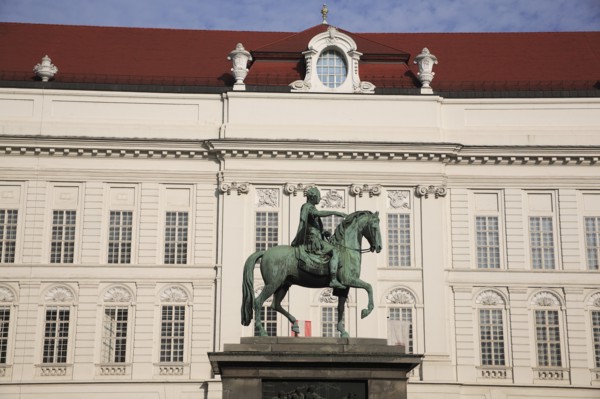 Equestrian statue of Emperor Josef II in the courtyard of the Spanish riding school. Photo: Bennett