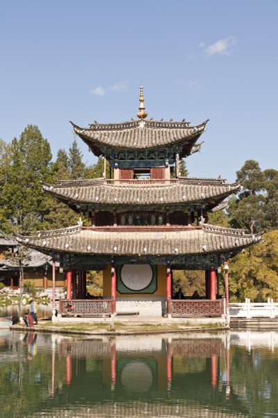 Deyue pavilion and Black Dragon Pool. Photo : Mel Longhurst