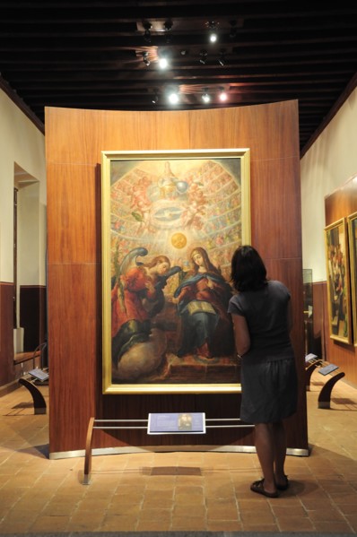 Mexico, Bajio, Zacatecas, Tourist looking at the Anuncion by Cristobel de Villalpondo in the