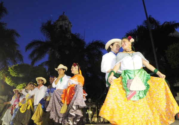 Mexico, Veracruz, Folkloric dancers in the Zocalo at night. 
Photo : Nick Bonetti