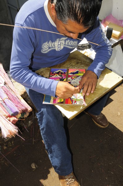 Mexico, Puebla, Cholula, Artist making reed paintings. 
Photo : Nick Bonetti