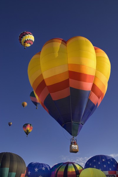 USA, New Mexico, Albuquerque, Annual balloon fiesta colourful hot air balloons in flight. 
Photo :