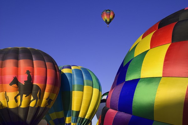 USA, New Mexico, Albuquerque, Annual balloon fiesta colourful hot air balloons. 
Photo : Hugh