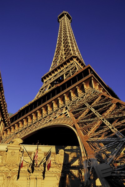USA, Nevada, Las Vegas, The Strip replica Eiffel tower at the Paris hotel and casino. 
Photo :