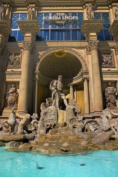 USA, Nevada, Las Vegas, The Strip fountain at the entrance to Caesars Palace Fourm Shops. 
Photo :