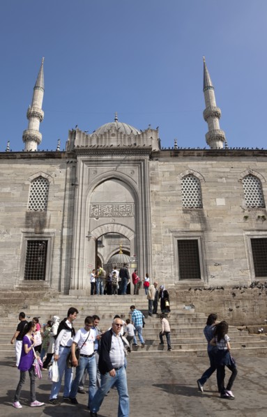 Turkey, Istanbul, Eminonu Yeni Camii New Mosque entrance and steps. 
Photo : Stephen Rafferty