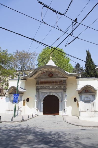 Turkey, Istanbul, Sultanahmet side entrance gate to the Governors Palace. 
Photo : Stephen