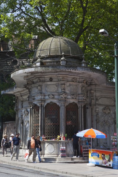 Turkey, Istanbul, Sultanahmet ornate shop selling drinks and snacks. 
Photo : Stephen Rafferty