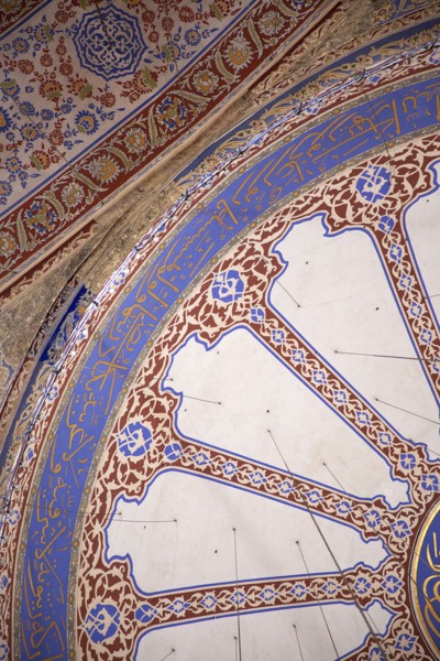 Turkey, Istanbul, Sultanahmet Camii Blue Mosque interior detail of the domed ceiling. 
Photo :