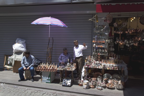 Turkey, Istanbul, Eminonu Misir Carsisi Spice Market metal goods vendors at the entrance. 
Photo :