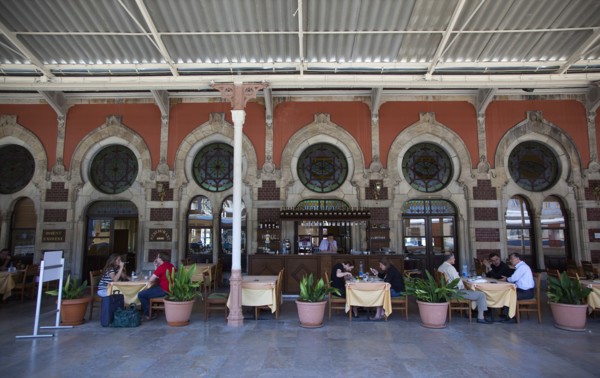Turkey, Istanbul, Sirkeci Gar railway station interior Orient Express restaurant. 
Photo : Stephen