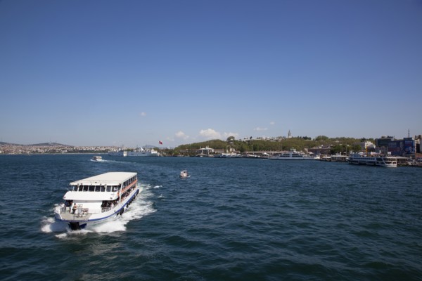 Turkey, Istanbul, Galata Bridge with ferry approaching to pass under. 
Photo : Stephen Rafferty
