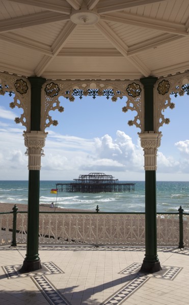England, East Sussex, Brighton, Kings Road Arches restored seafront Victorian bandstand. 
Photo :