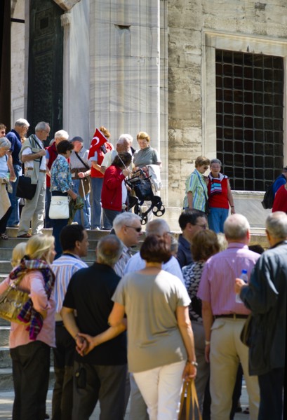 Turkey, Istanbul, Sultanahmet Camii The Blue Mosque with sightseeing tourists. 
Photo : Paul