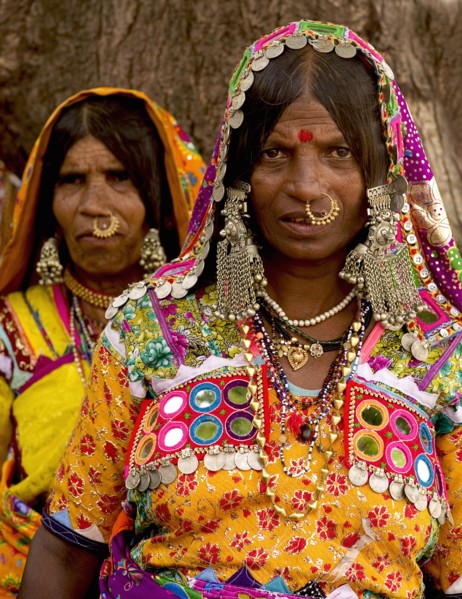 PORTRAIT OF A LAMBANI GYPSY TRIBAL WOMEN WITH TRADITIONAL TRIBAL JEWELRY AND COSTUME, INDIA. (MR)