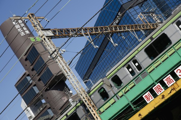 Japan, Honshu, Tokyo, Shinbashi a JR Yamanote line train crosses overhead. 
Photo : Jon Burbank