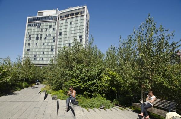 USA, New York, Manhattan, West Side High Line Park people realaxing along the benches around 13th