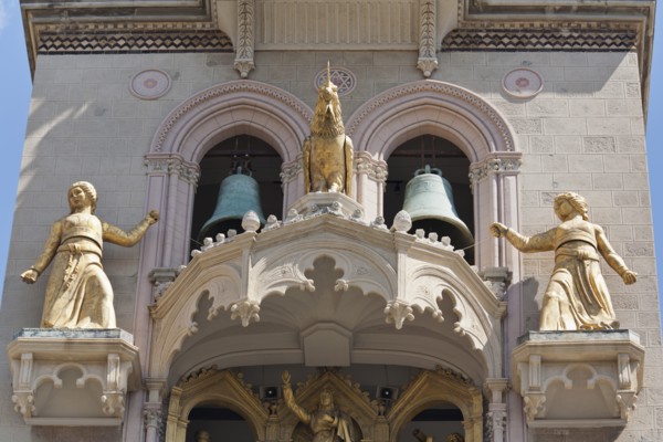 Italy, Sicily, Messina, Piazza Del Duomo Cathedral bell tower with golden statues. 
Photo : Mel