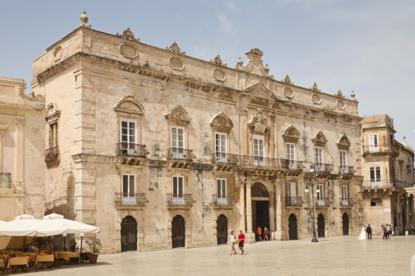 Italy, Sicily, Syracuse, Ortygia Piazza Duomo Palazzo Beneventano Del Bosco. 
Photo : Mel