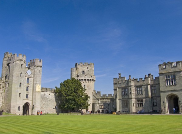 England, Warwickshire, Wawick Castle, Caesars Tower with gatehouse and Barbican. 
Photo : Chris