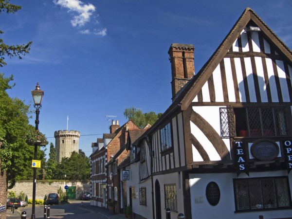 England, Warwickshire, Wawick Castle, View of Tea Shop with Warwick Castle Guys Tower. 
Photo :