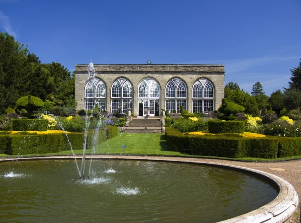 England, Warwickshire, Wawick Castle, Fountain and Conservatory in Peacock Garden. 
Photo : Chris