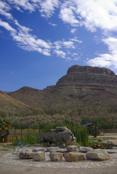 USA, Arizona, Grand Canyon, Campfire below Spirit Mountain. 
Photo : Chris Penn