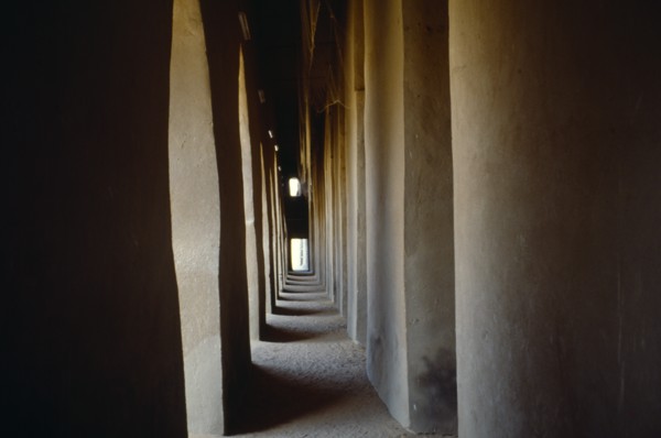 Mali, Djenne, Mosque interior view along narrow colonnaded passageway. Photo : Jonathan Hope