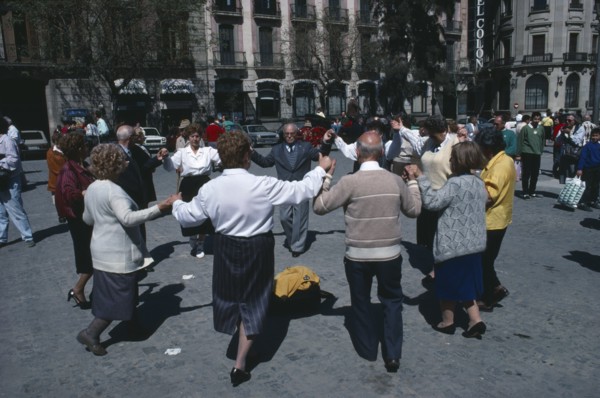 Spain, Catalonia, Barcelona, People dancing the Sardana in front of the Cathedral. Photo : John