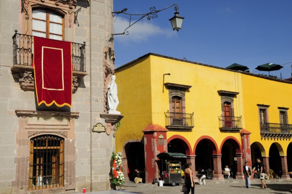 Mexico, Bajio, San Miguel de Allende, El Jardin Part view of Museo Casa de Allende and yellow