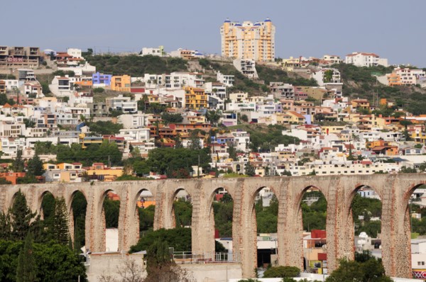 Mexico, Bajio, Queretaro, City view with aquaduct from mirador. Photo : Nick Bonetti