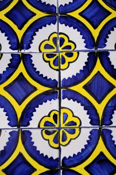 Mexico, Bajio, Queretaro, Blue white and yellow talavera tile detail. Photo : Nick Bonetti