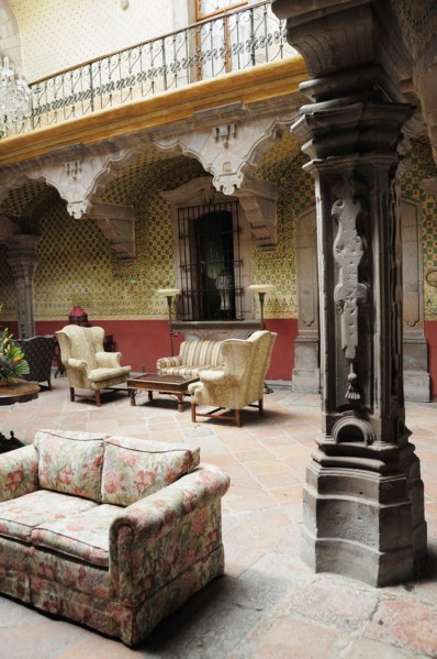 Mexico, Bajio, Queretaro, Inner courtyard of Casa de la Marquesa hotel. Photo : Nick Bonetti