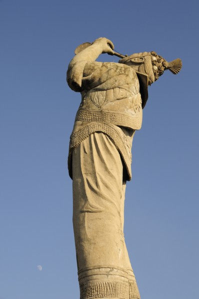 Mexico, Veracruz, Papantla, Statue of Volador de Papantla dancer. Photo : Nick Bonetti