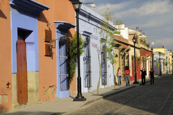 Mexico, Oaxaca, Street lined with colourful colonial buildings. Photo : Nick Bonetti