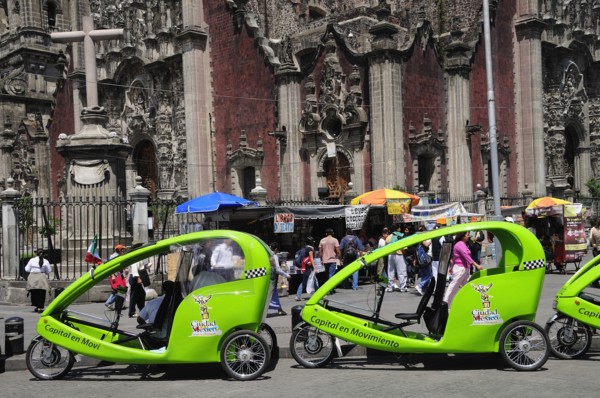 Mexico, Federal District, Mexico City, Pedi taxis outside the Cathedral in the Zocalo. Photo : Nick