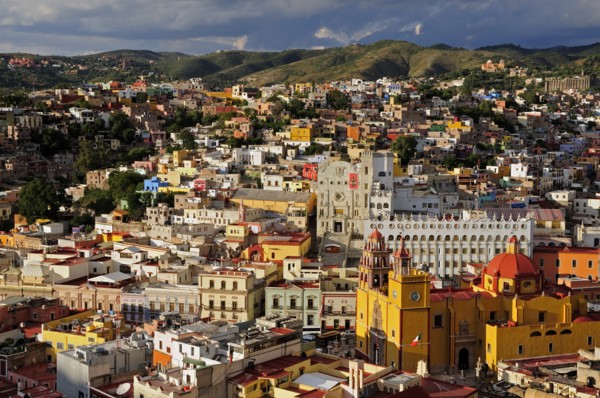 Mexico, Bajio, Guanajuato, Cityscape from panoramic viewpoint. Photo : Nick Bonetti