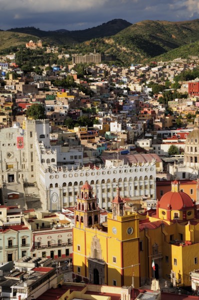 Mexico, Bajio, Guanajuato, Elevated view of Basilica and university building with barrios on
