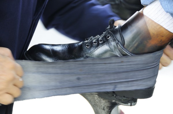 Mexico, Jalisco, Guadalajara, Plaza de la Liberacion Cropped view of shoe shine at work.. Photo :